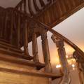 Деревянные лестницы с гнутыми поручнями и элементами резьбы