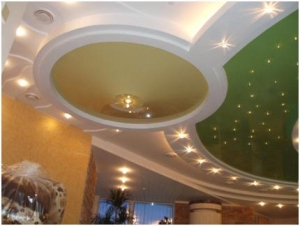 Декоративные натяжные потолки: многообразие форм и цветовое оформление
