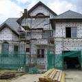 Наружная отделка дома элементами декора