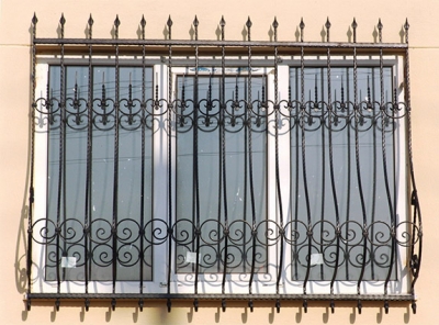 Кованые решетки на окна: стильно и надежно